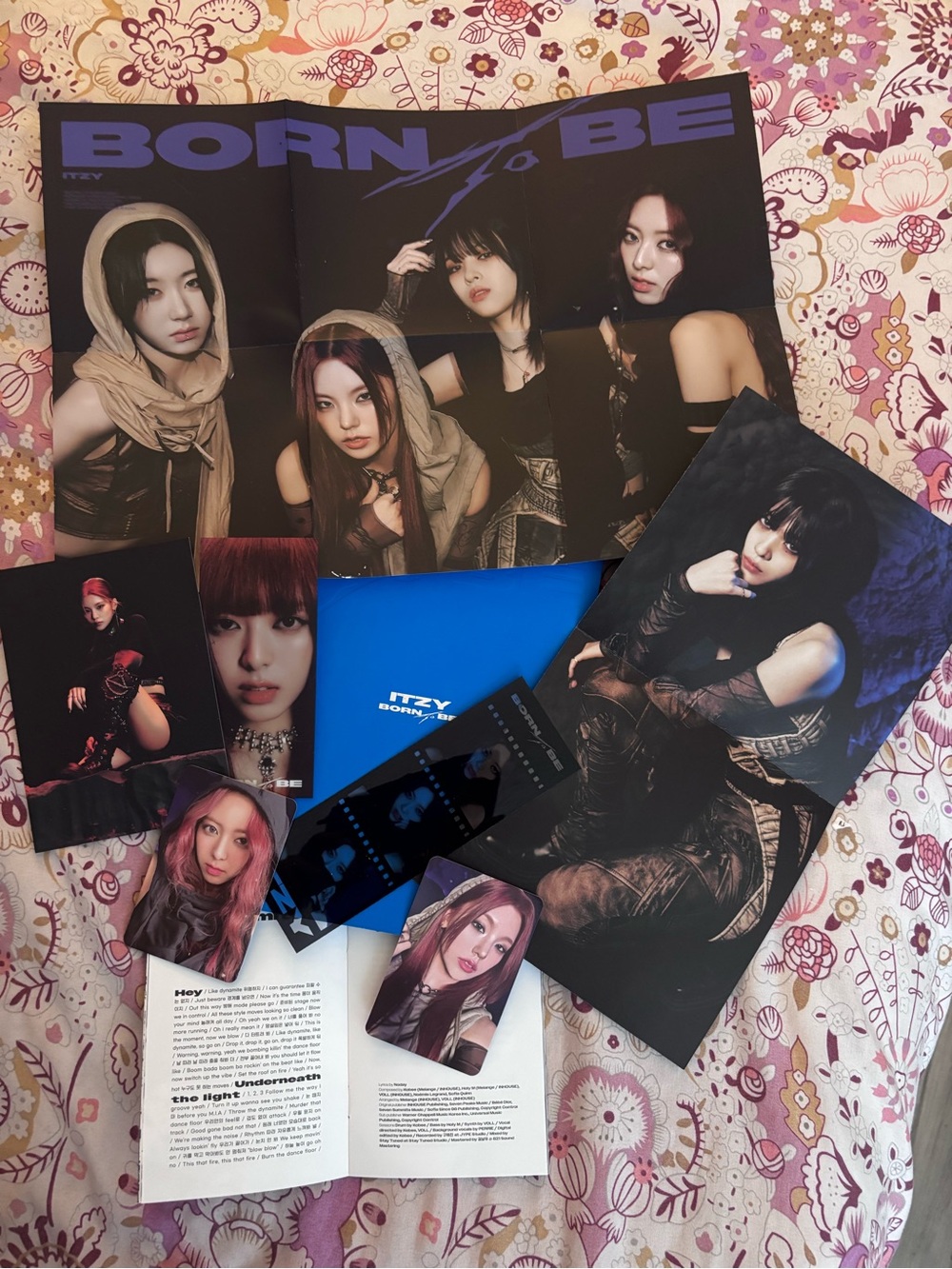 Itzy 'Born to Be' 8th EP CD & K-Pop Fan Poster Set - Blue
